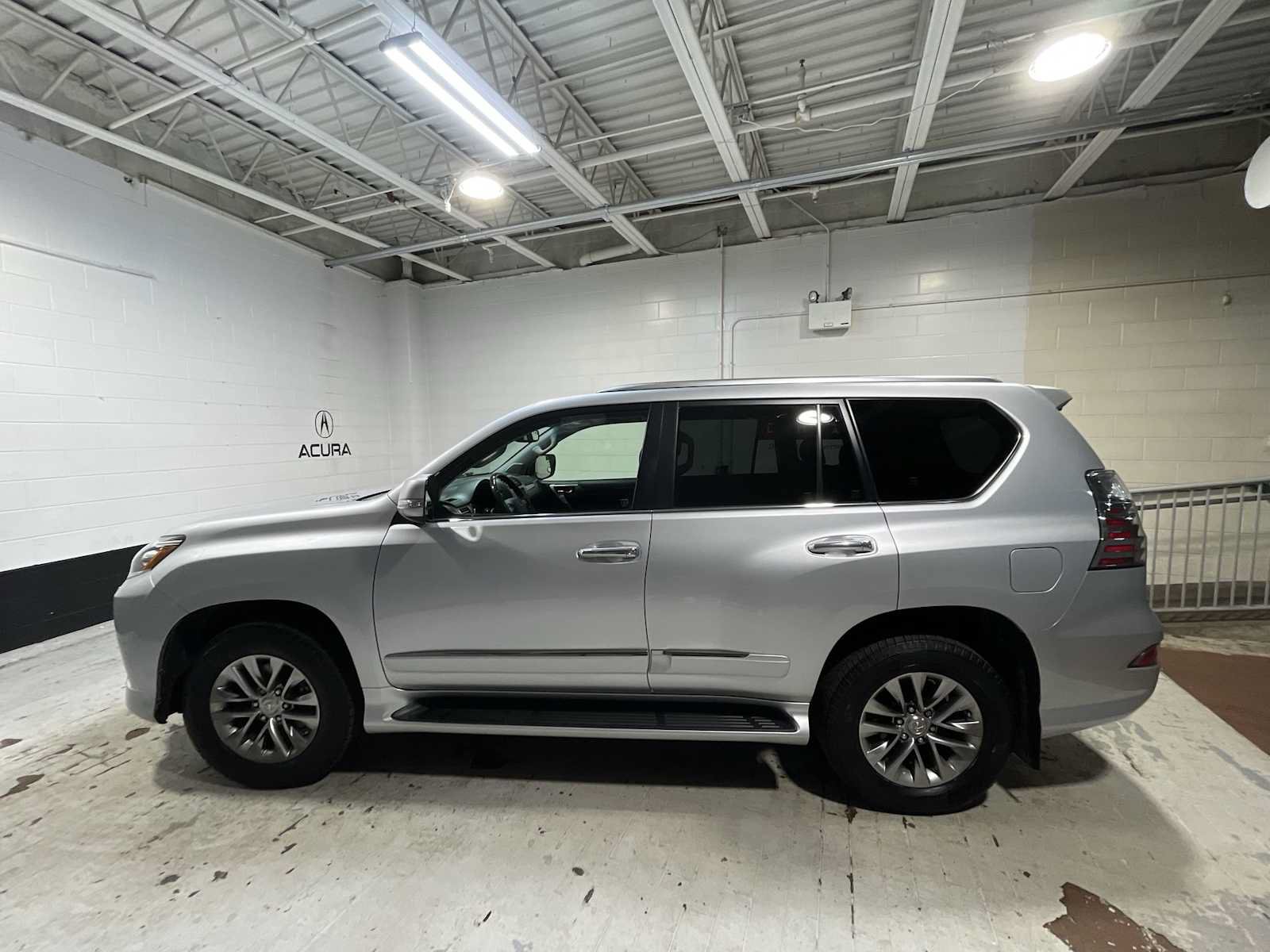 Used 2017 Lexus GX 460 Luxury w/ Preferred Accessory Package AWD/4WD image 3