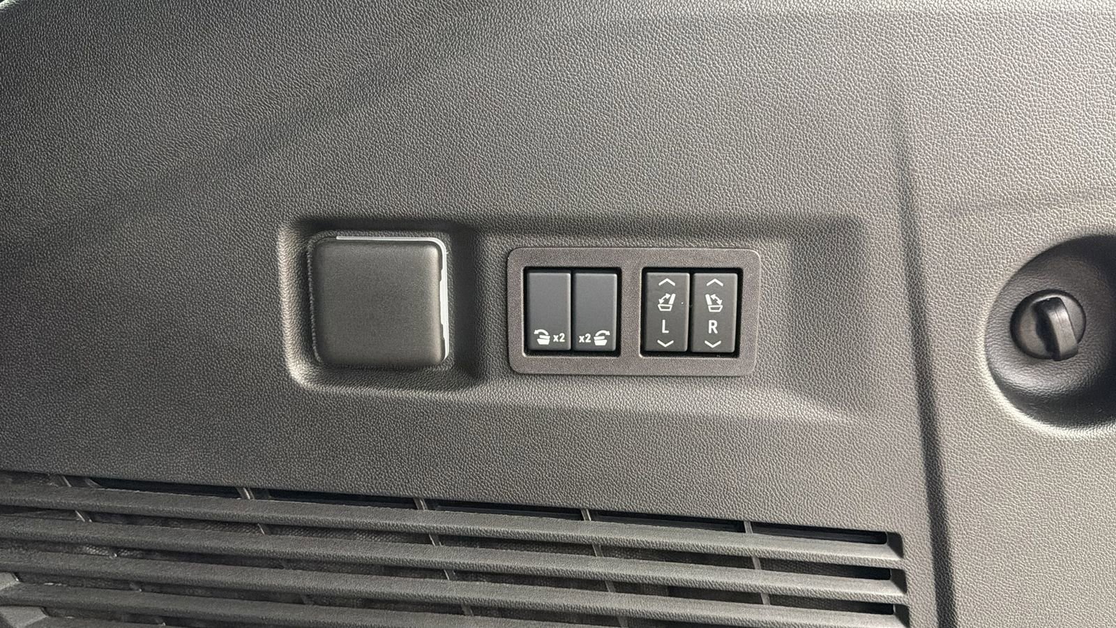 Used 2026 GMC Yukon Denali w/ Sun & Power Step Package AWD/4WD image 18