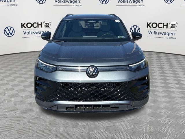 Used 2025 Volkswagen Tiguan SE R-Line AWD/4WD image 2