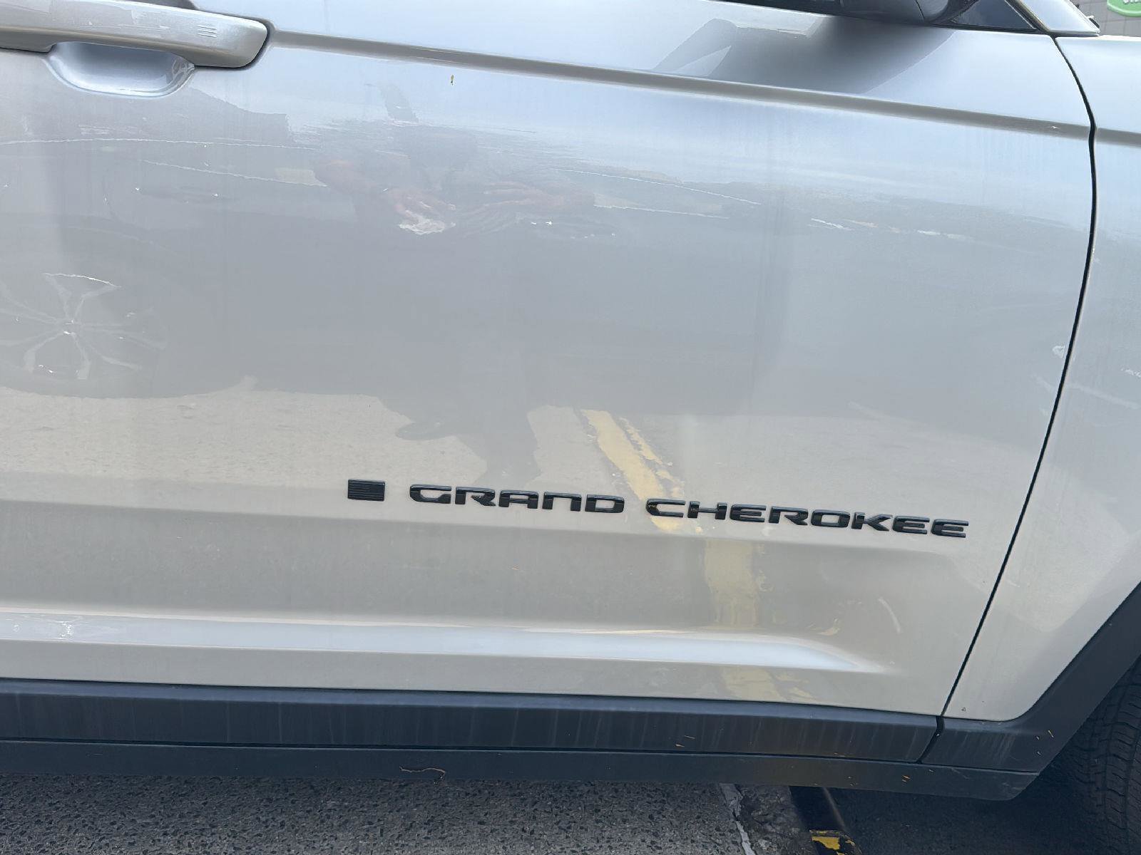 Used 2023 Jeep Grand Cherokee Altitude AWD/4WD image 8