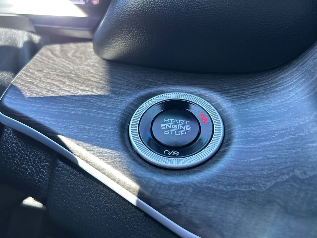 Used 2025 Jeep Grand Cherokee L Limited w/ Black Appearance Package image 20