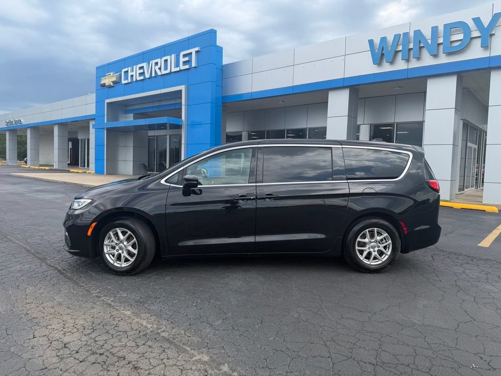 Used 2025 Chrysler Pacifica Select FWD image 2