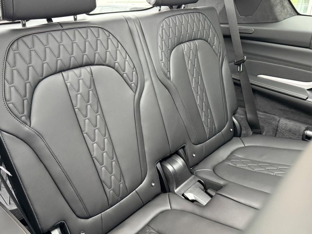 New 2026 BMW X7 M60i image 5