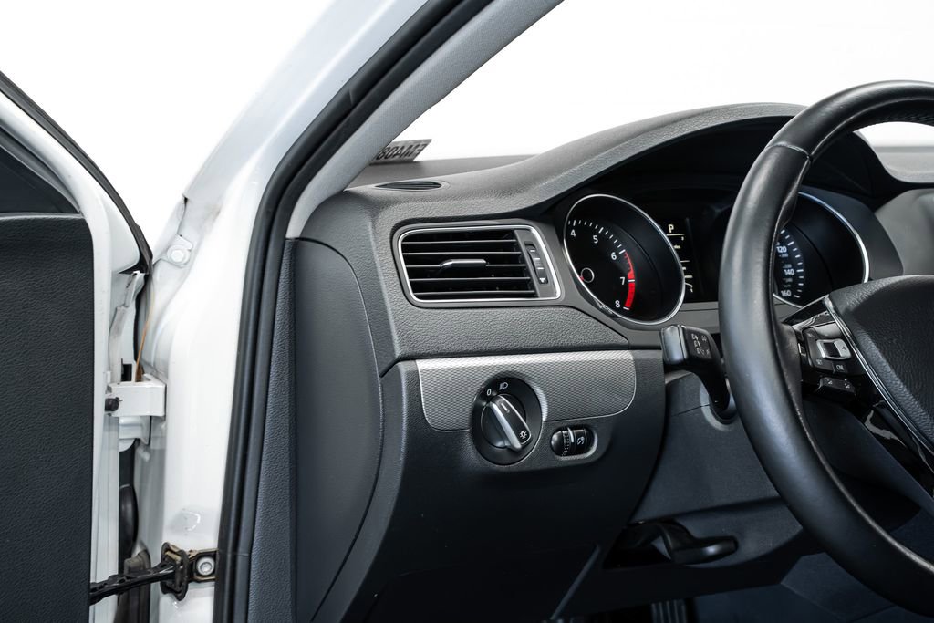 Used 2015 Volkswagen Jetta SE image 10
