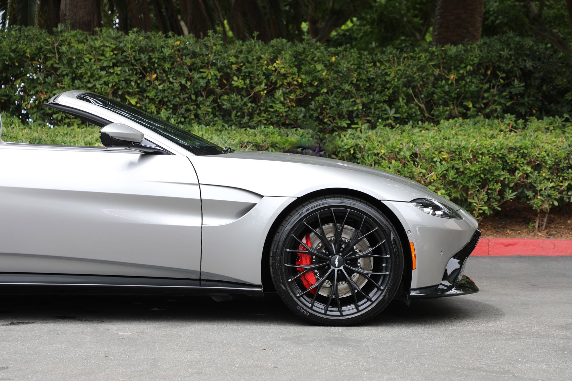 Used 2023 Aston Martin V8 Vantage Roadster RWD image 25