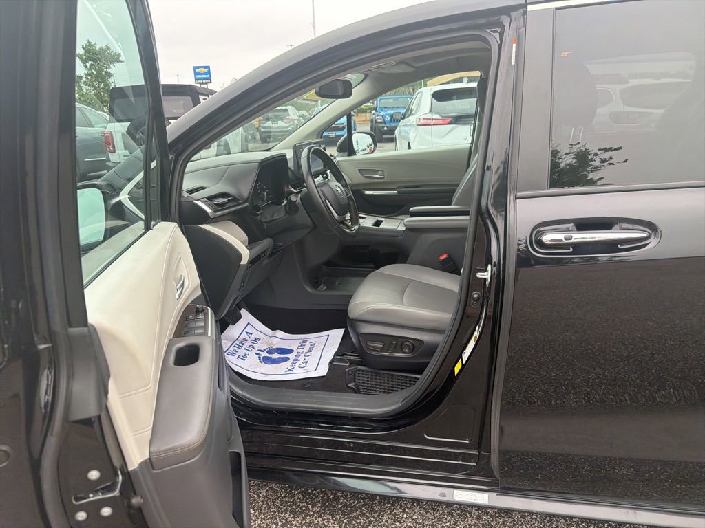 Used 2024 Toyota Sienna XLE FWD image 10