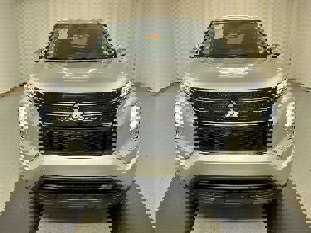 New 2025 Mitsubishi Outlander ES image 3