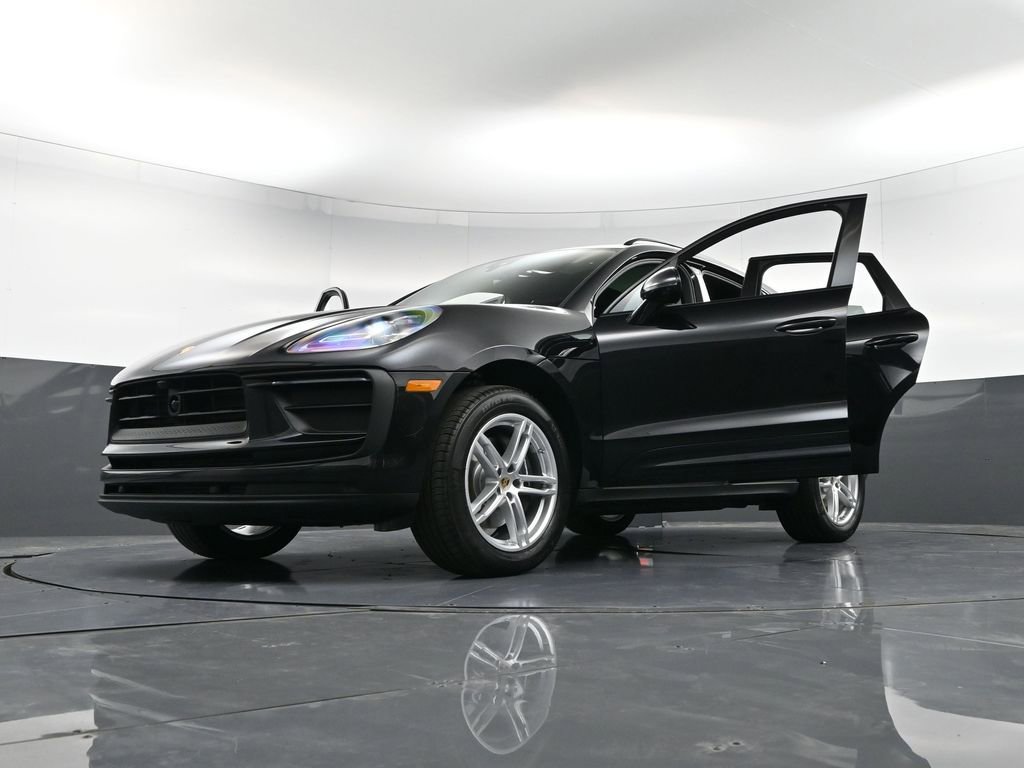 Certified 2025 Porsche Macan AWD/4WD image 38