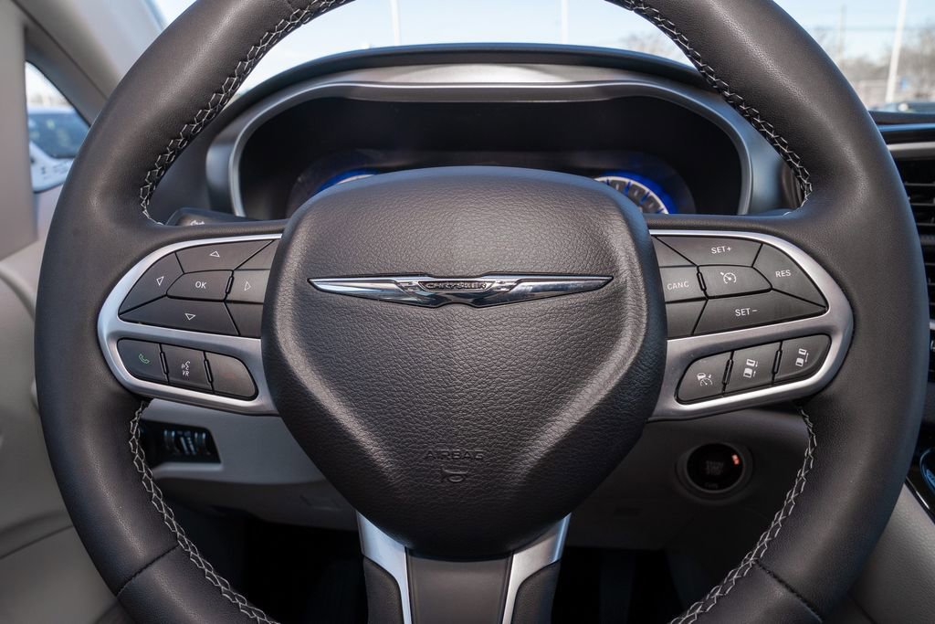 Used 2024 Chrysler Pacifica Touring-L image 18