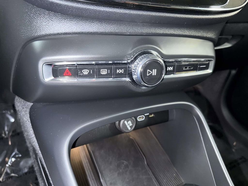 Used 2025 Volvo XC40 B5 Core AWD/4WD image 25