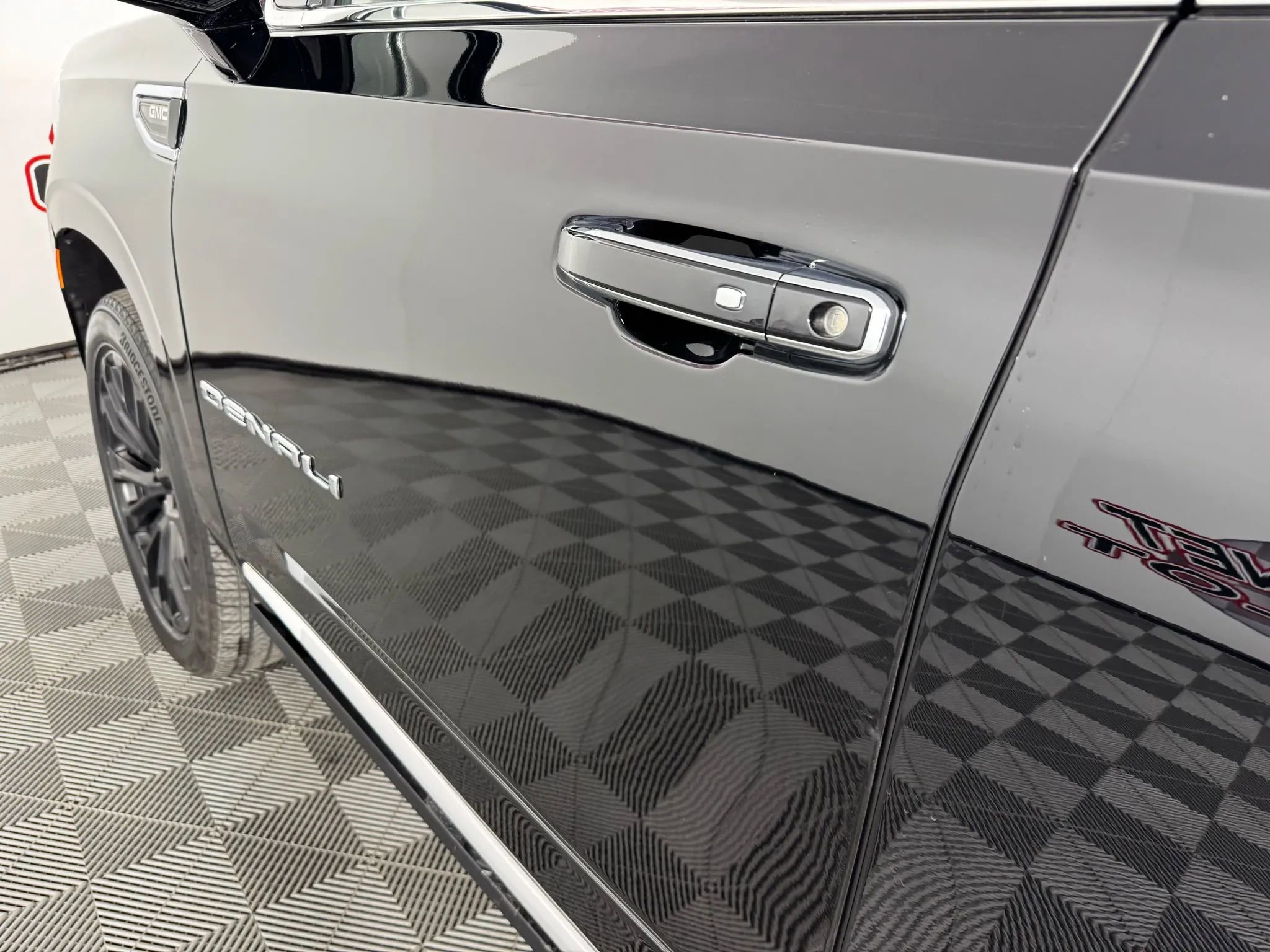 Used 2022 GMC Yukon Denali w/ Advanced Technology Package image 32