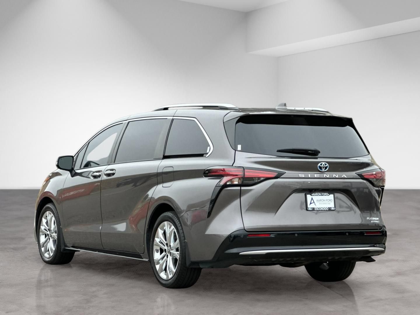 Used 2023 Toyota Sienna Platinum FWD image 4