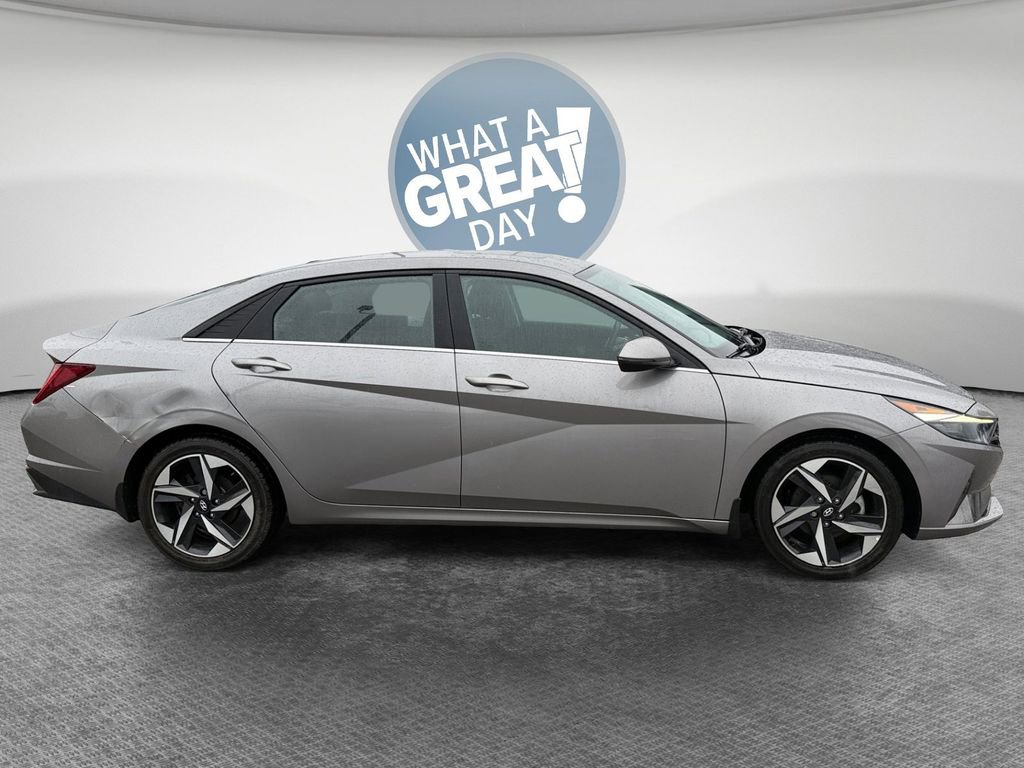 Used 2022 Hyundai Elantra SEL w/ Convenience + Premium Package image 2