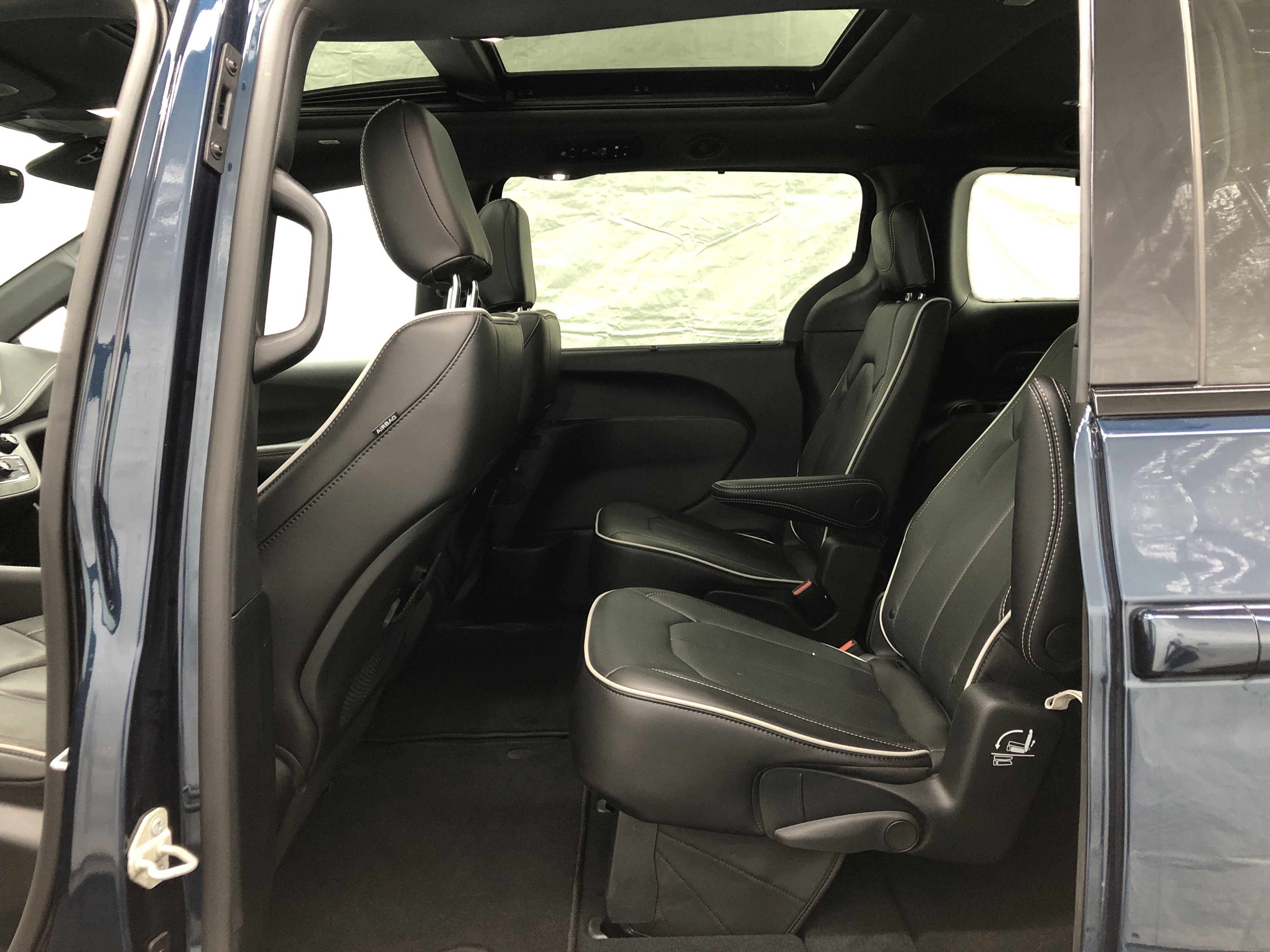Certified 2024 Chrysler Pacifica Limited w/ S Appearance Package FWD image 15