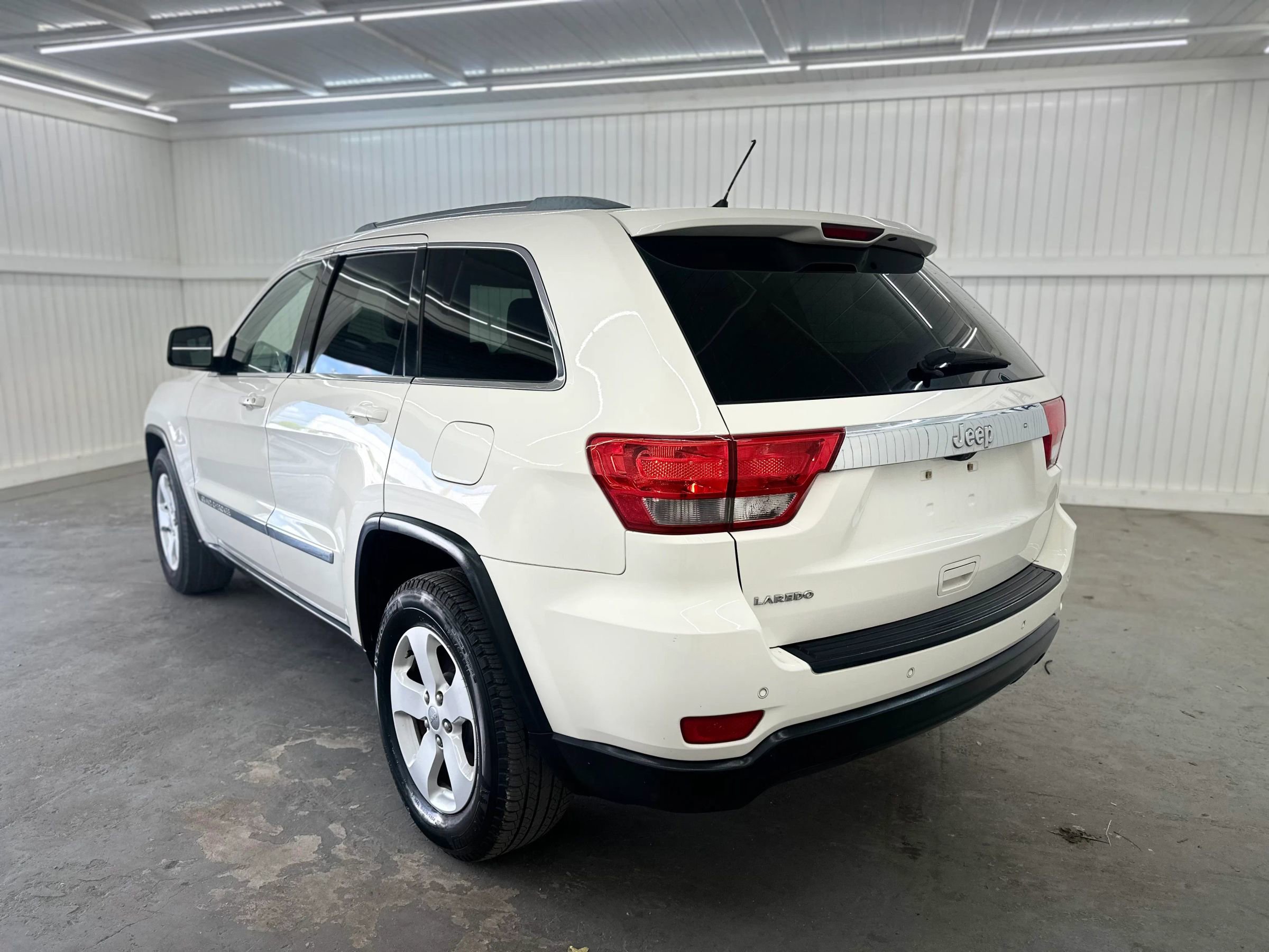 Used 2011 Jeep Grand Cherokee Laredo RWD image 7