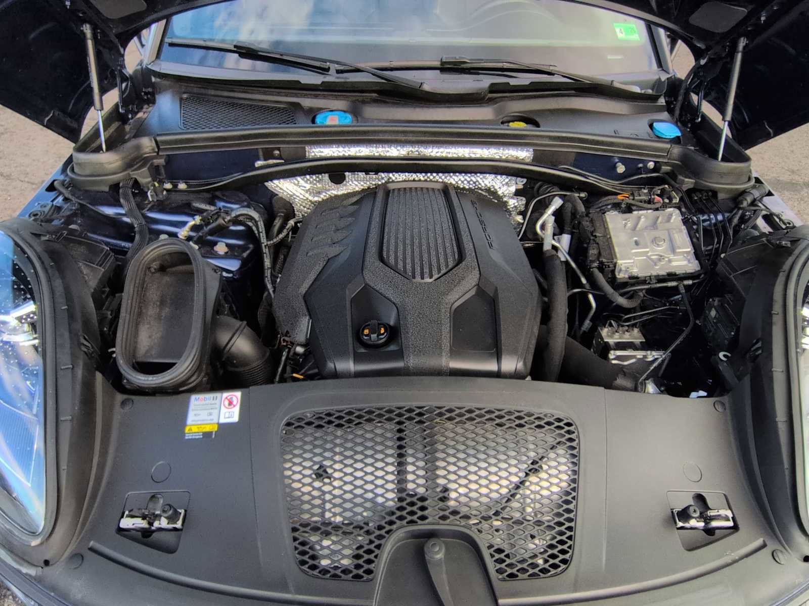 Used 2023 Porsche Macan Turbo image 15