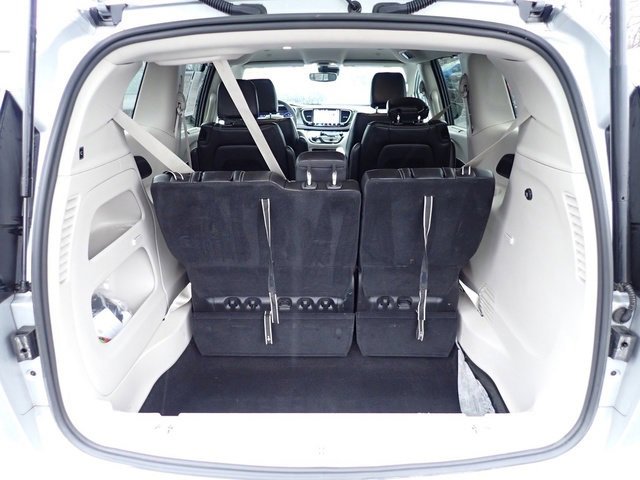 Used 2024 Chrysler Pacifica Touring-L image 8