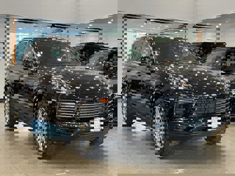 Used 2023 Porsche Cayenne E-Hybrid image 3