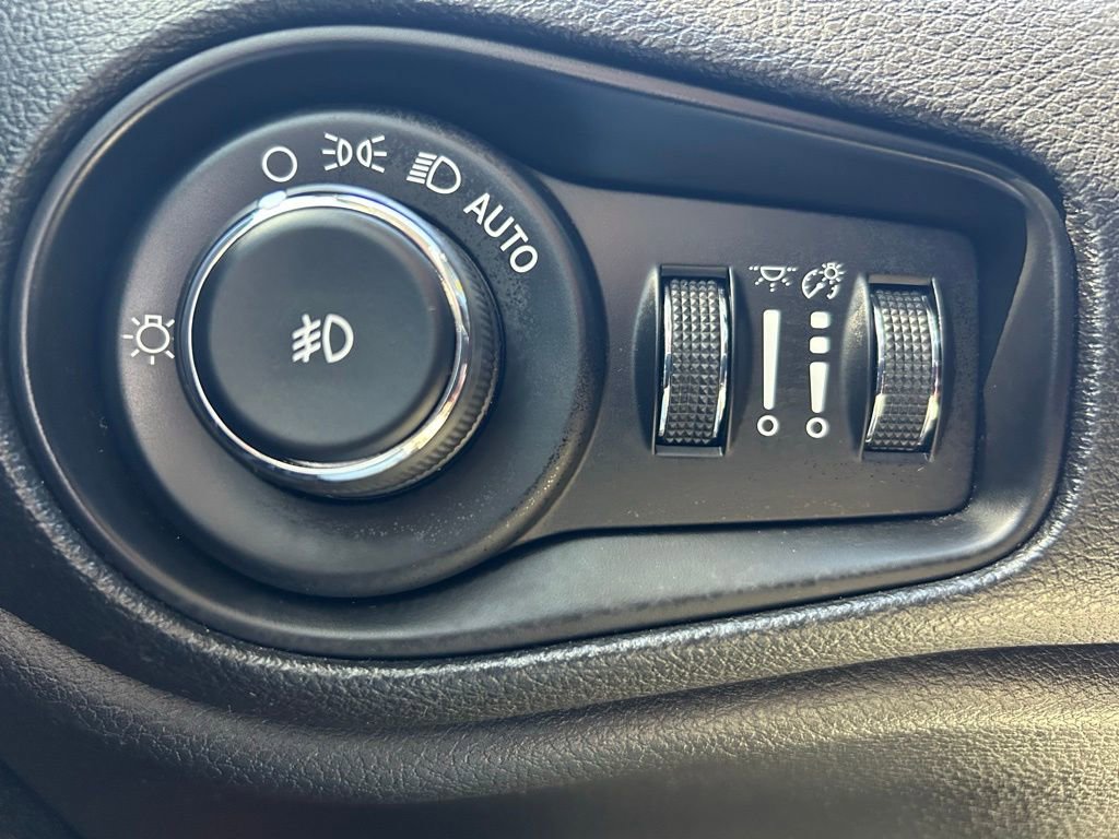 Used 2017 Jeep Renegade Trailhawk AWD/4WD image 15