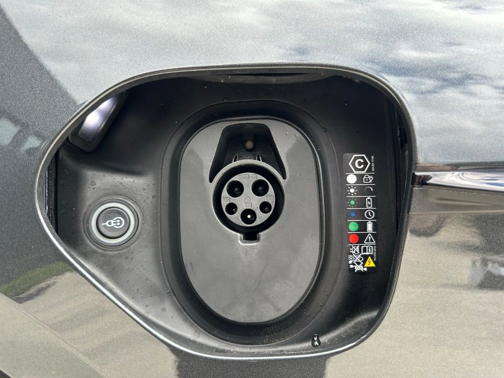 Used 2025 Porsche Taycan image 43