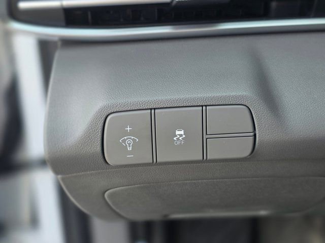 Certified 2025 Hyundai Elantra Sport image 33