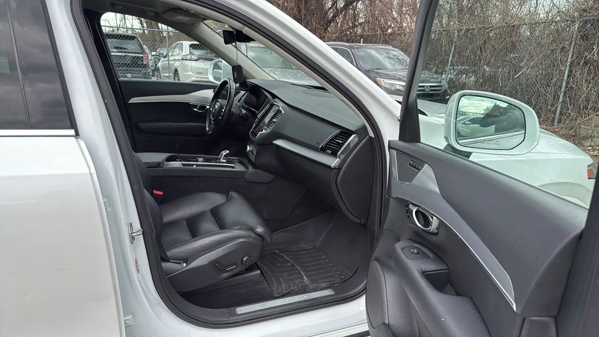 Used 2016 Volvo XC90 T8 Momentum w/ Vision Package image 24