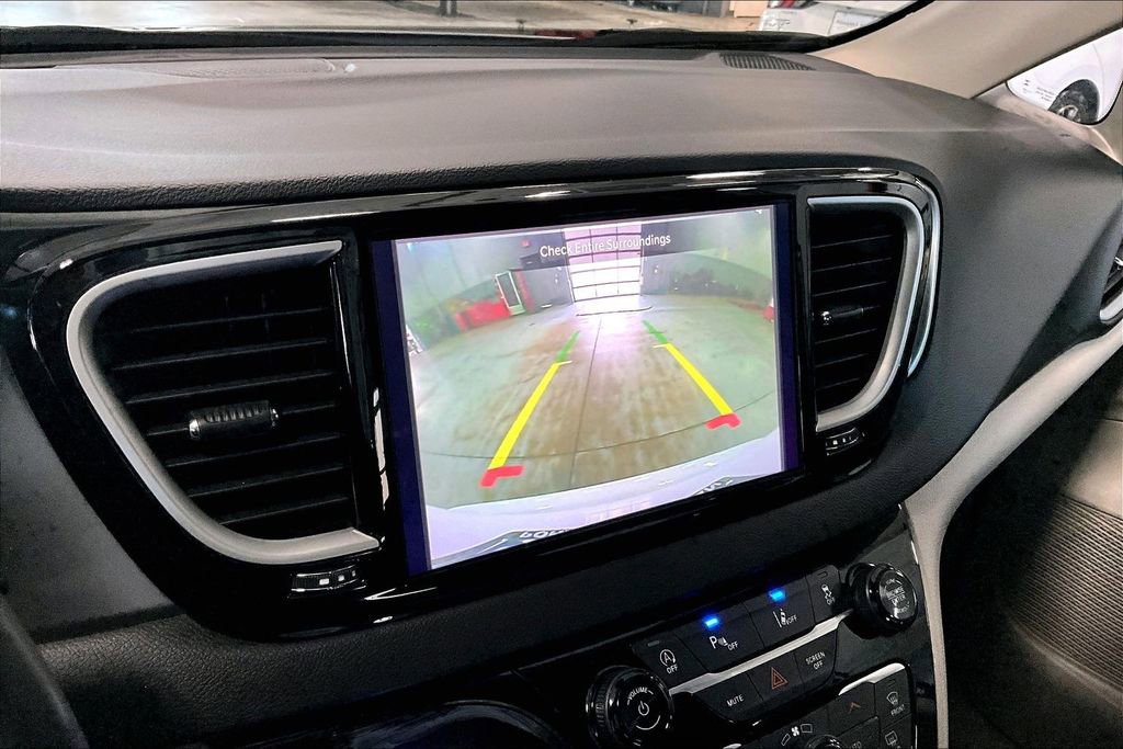 Used 2024 Chrysler Pacifica Touring-L FWD image 24