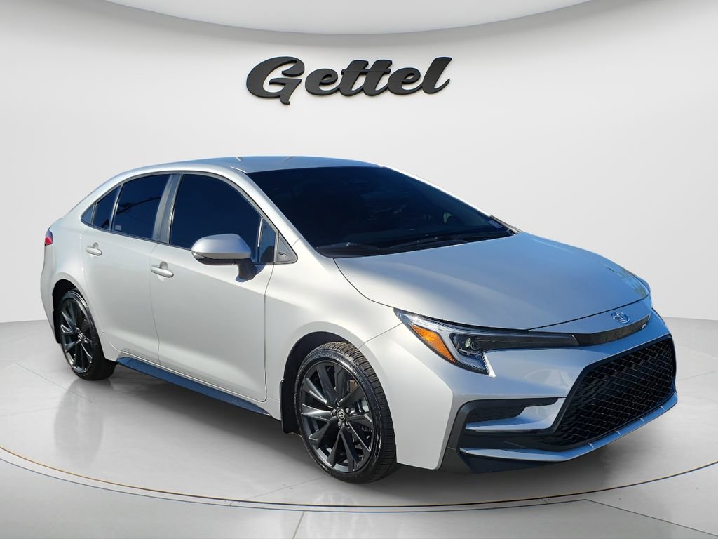 Used 2025 Toyota Corolla SE image 2