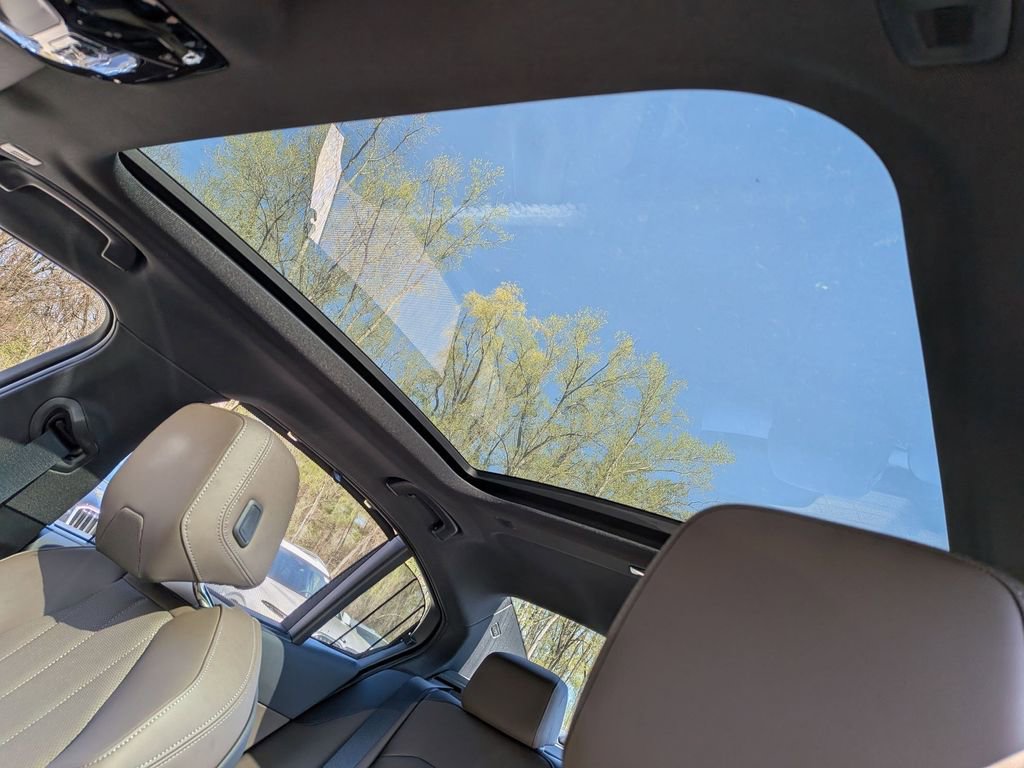New 2026 BMW 550e xDrive w/ Premium Package AWD/4WD image 29