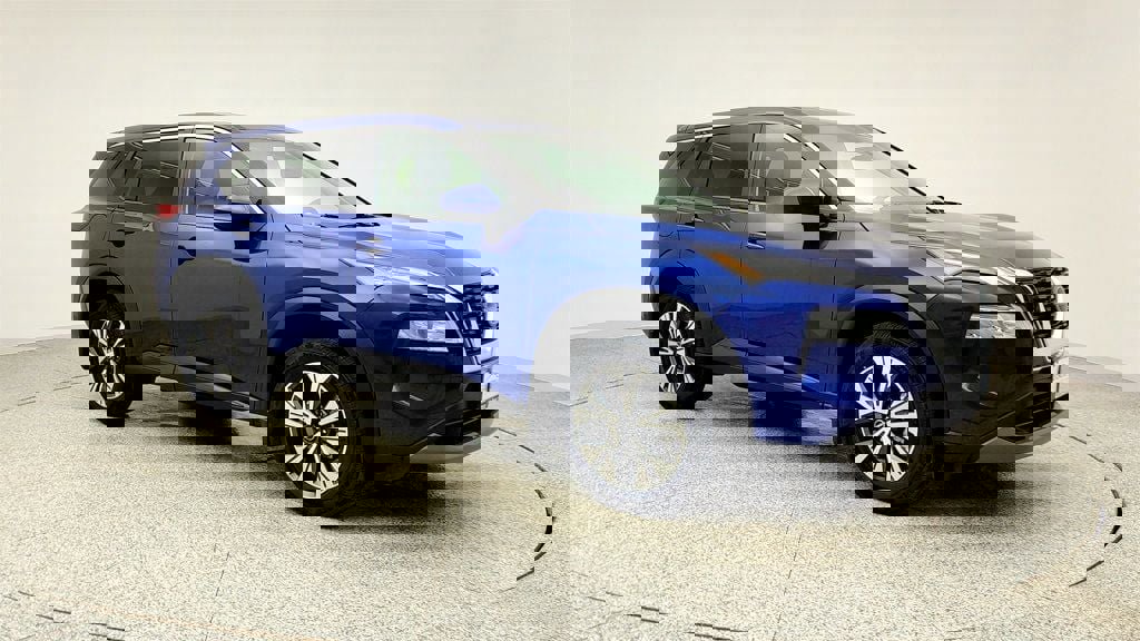 Used 2023 Nissan Rogue SV image 2