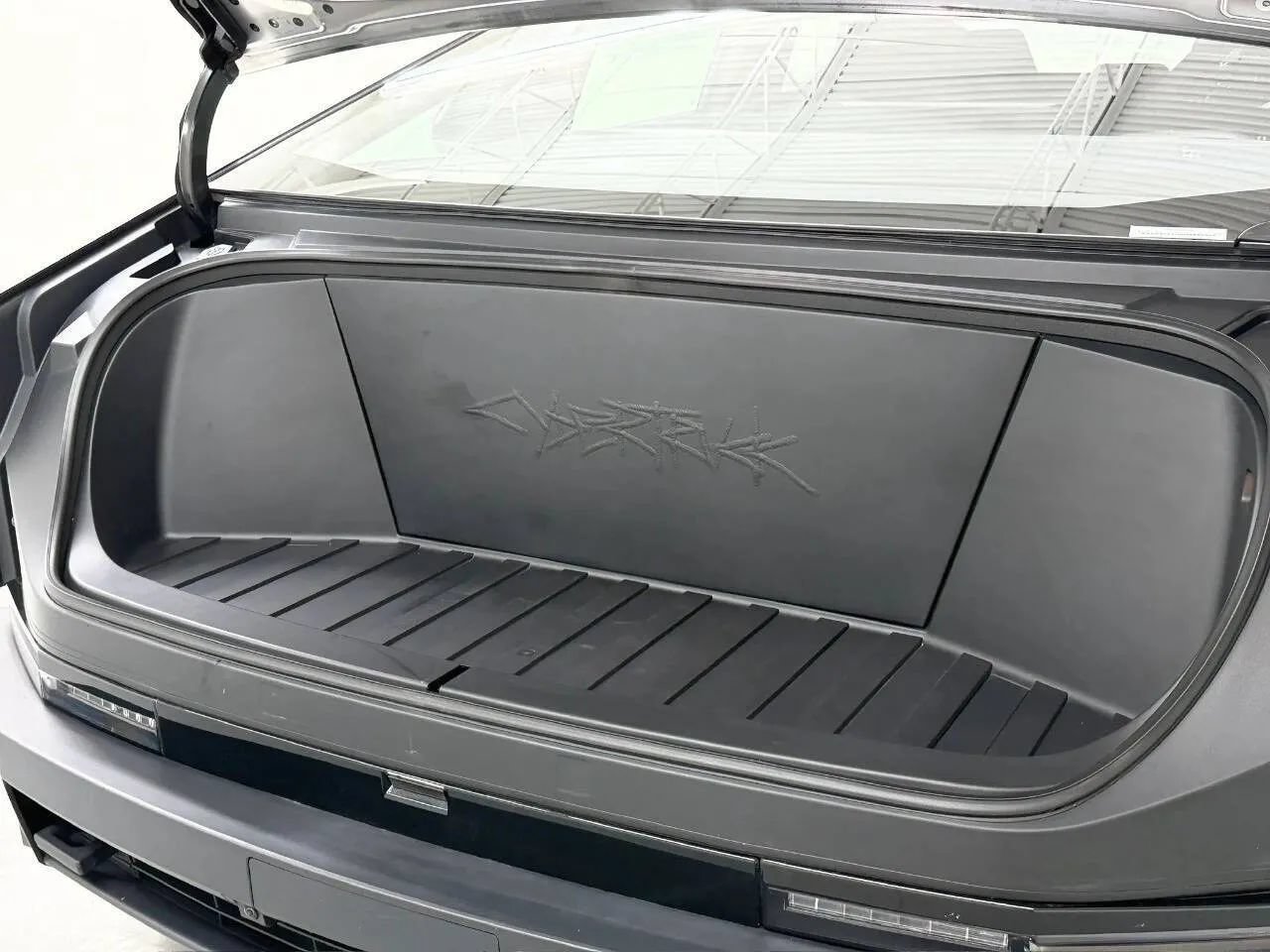 Used 2025 Tesla Cybertruck 2WD Crew Cab image 44