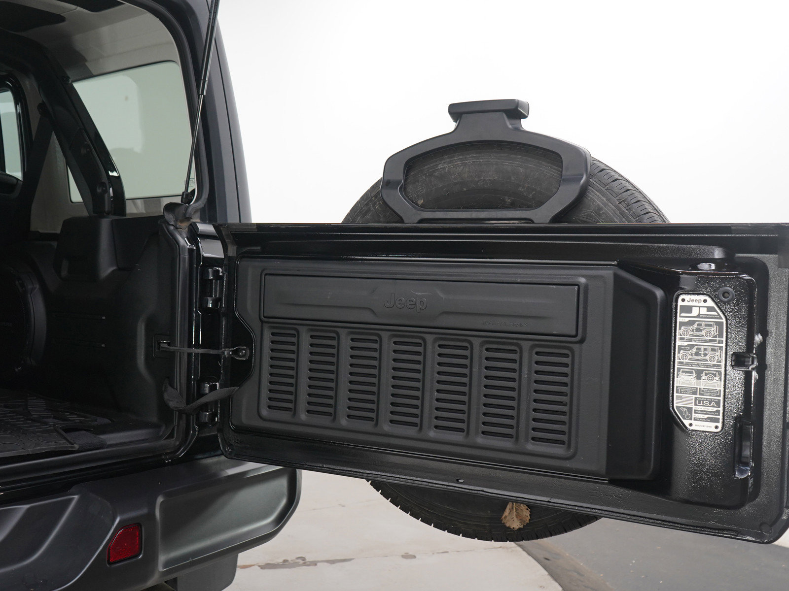 Used 2023 Jeep Wrangler Sahara w/ Cold Weather Group image 16