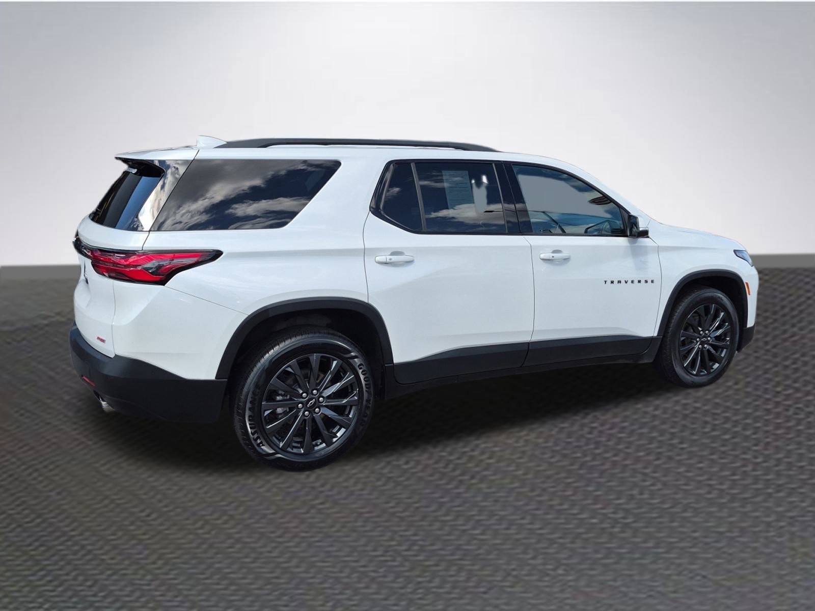 Used 2023 Chevrolet Traverse RS image 4