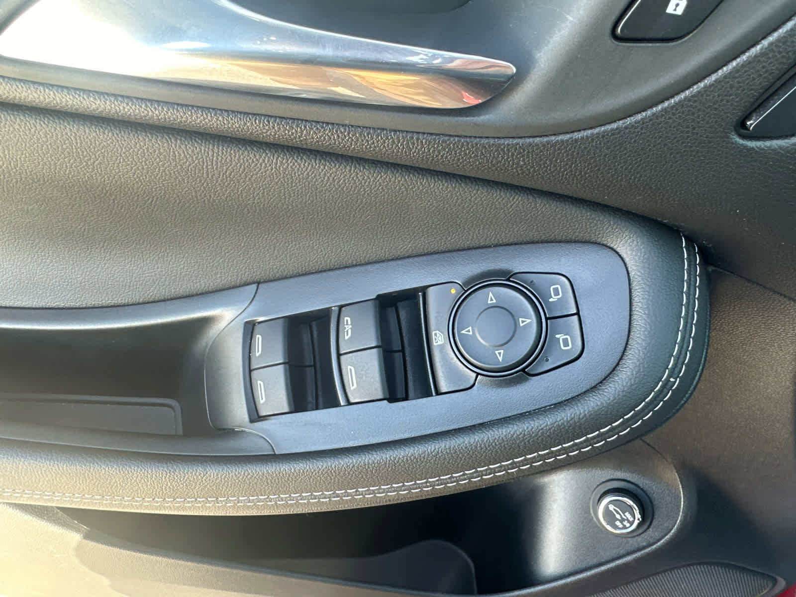 Used 2025 Buick Encore GX Avenir w/ Avenir Technology Package image 19