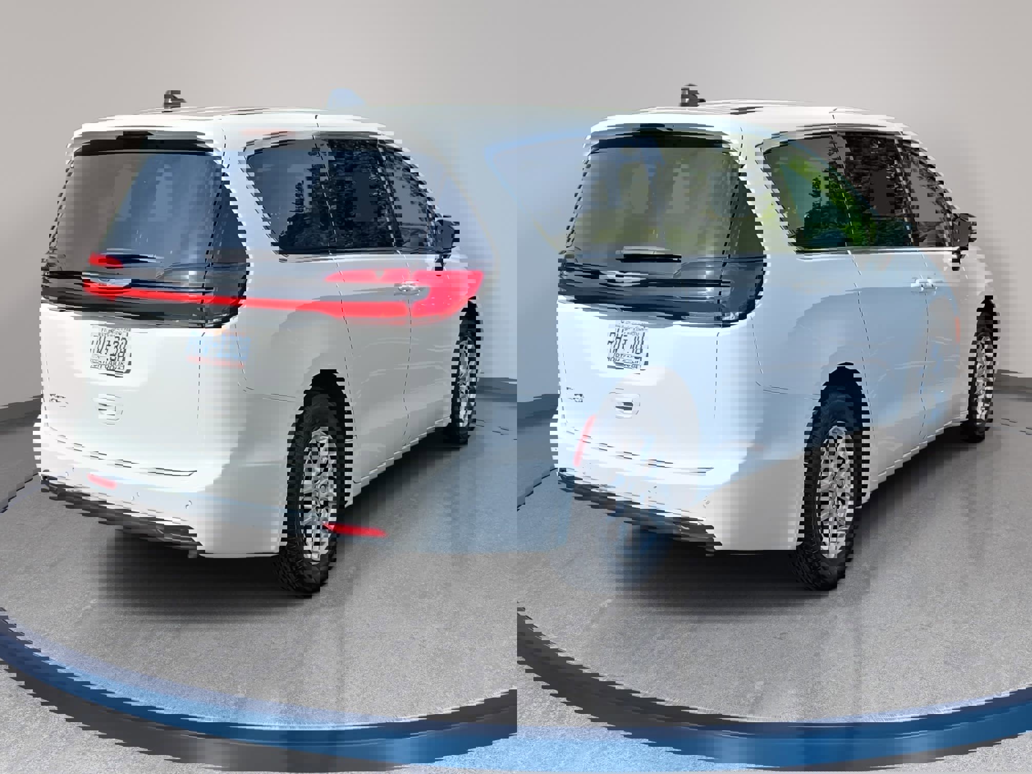 Used 2024 Chrysler Pacifica Touring-L image 5