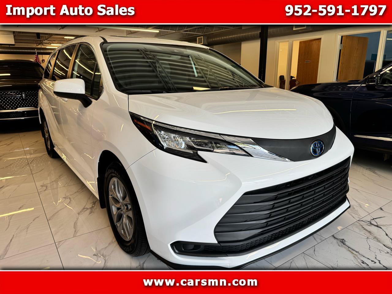 Used 2025 Toyota Sienna LE w/ LE Plus Package AWD/4WD image 1