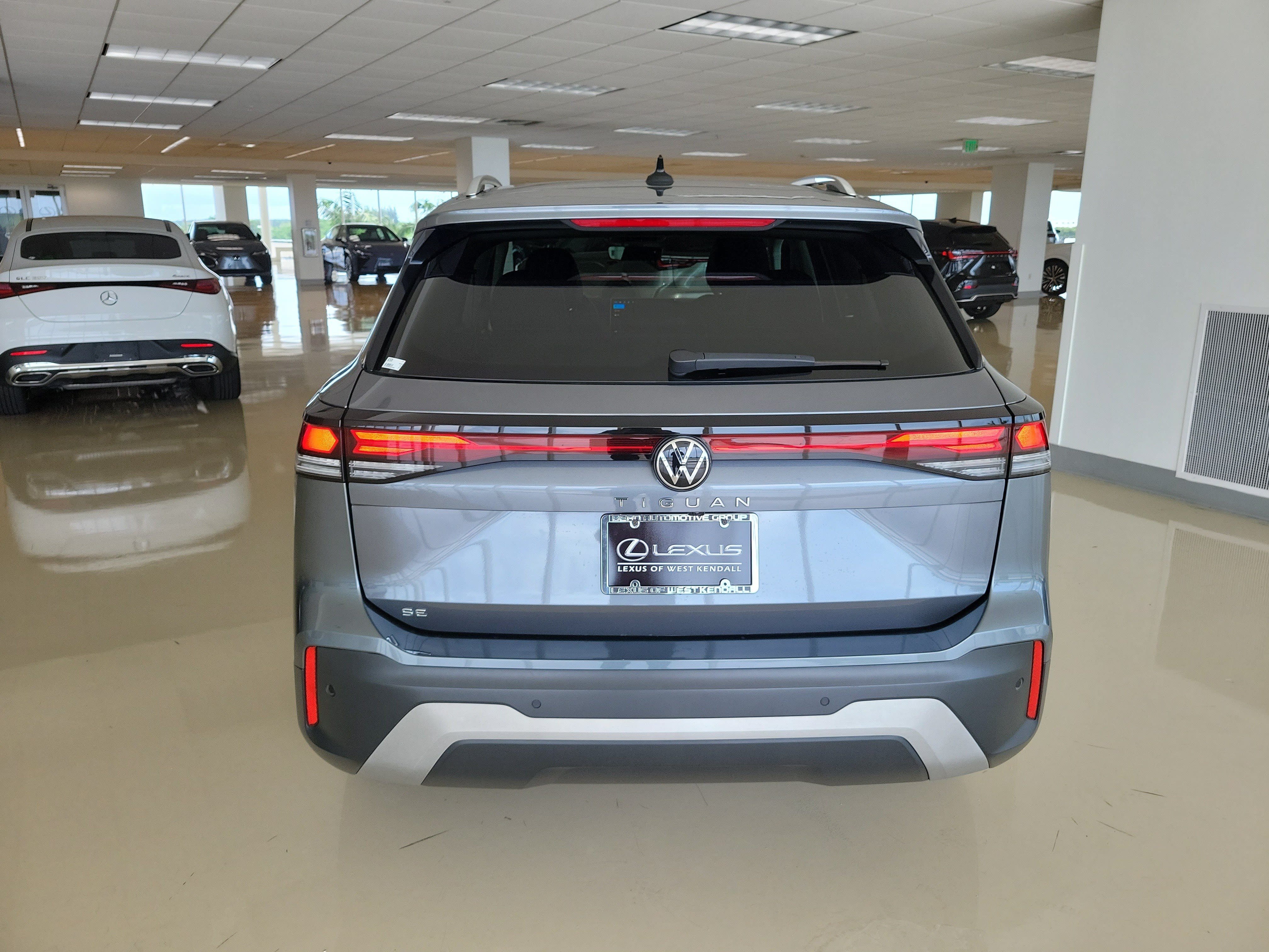 Used 2025 Volkswagen Tiguan SE FWD image 7