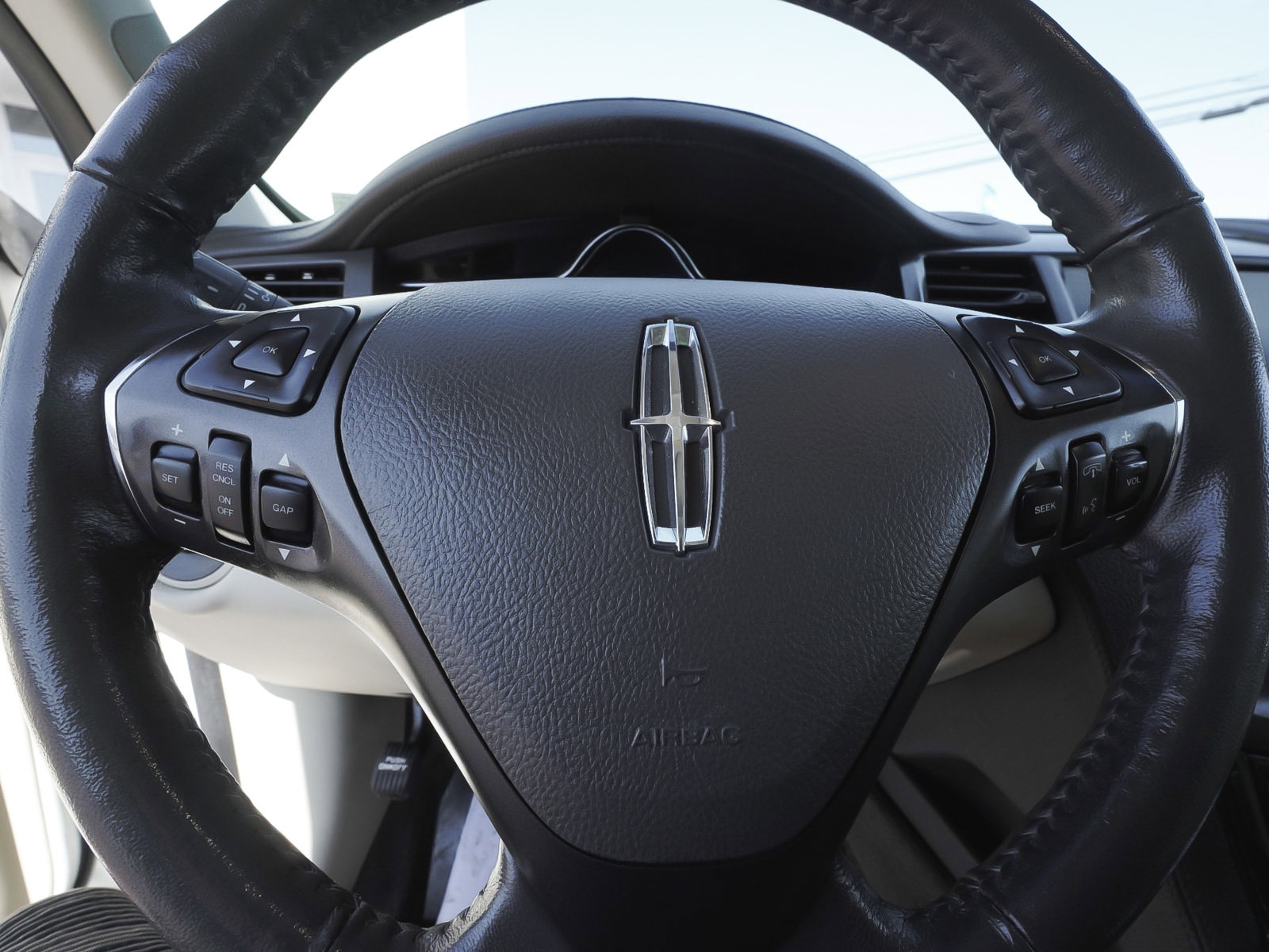 Used 2013 Lincoln MKS AWD image 17