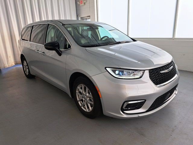 Used 2024 Chrysler Pacifica Touring-L FWD image 4