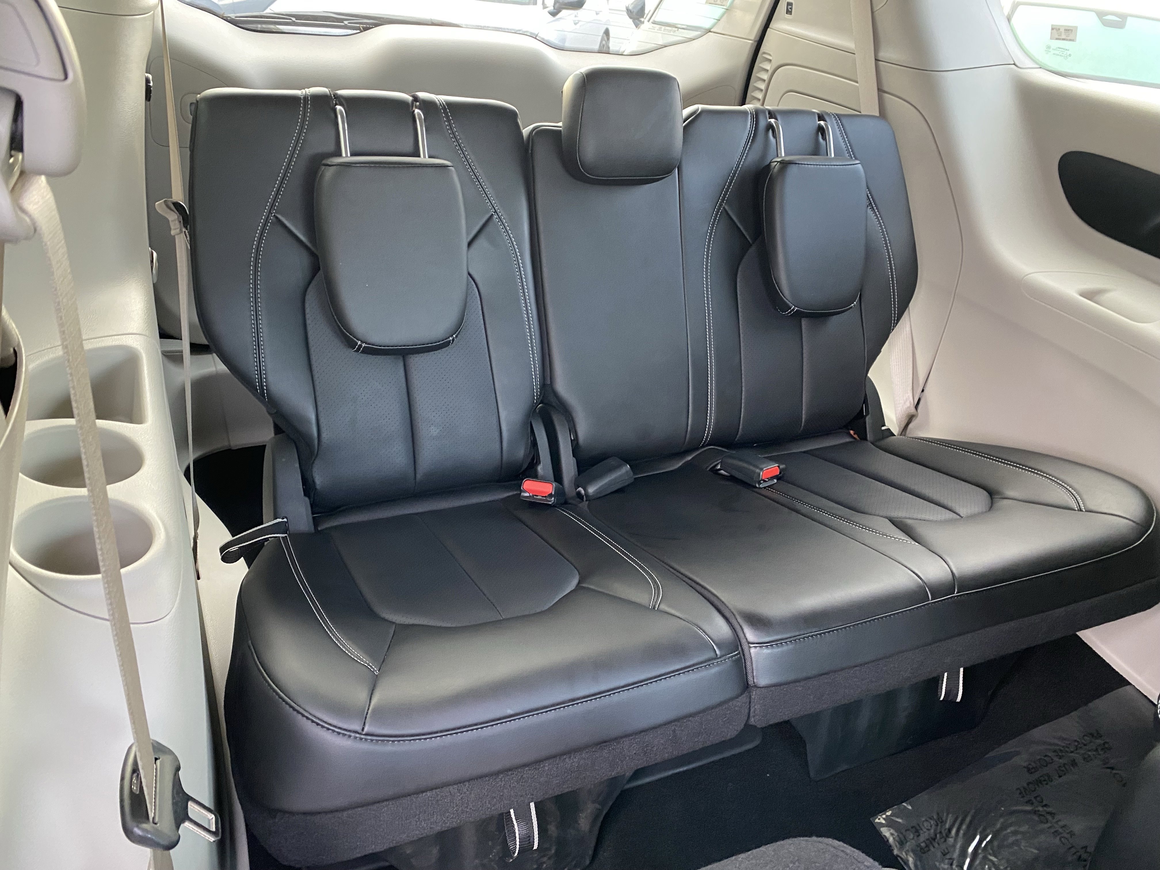 Used 2024 Chrysler Pacifica Select image 12