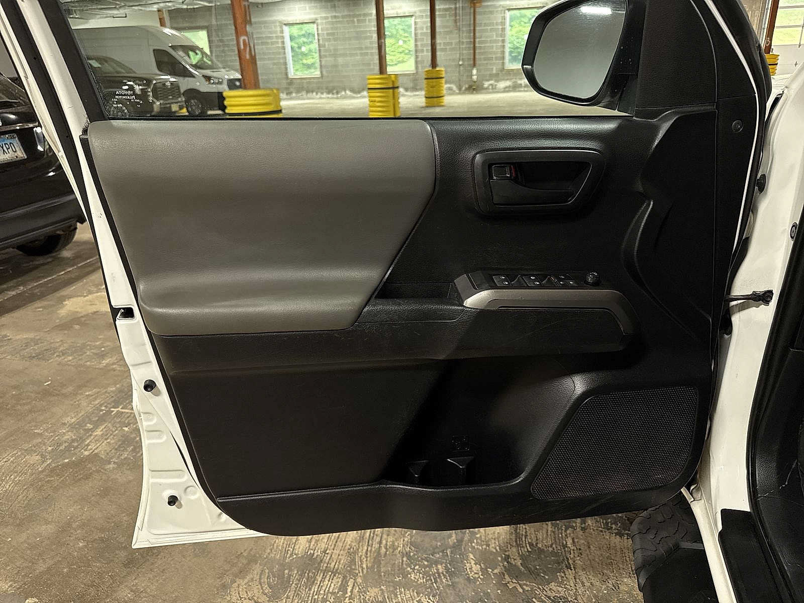 Used 2021 Toyota Tacoma SR5 AWD/4WD image 31