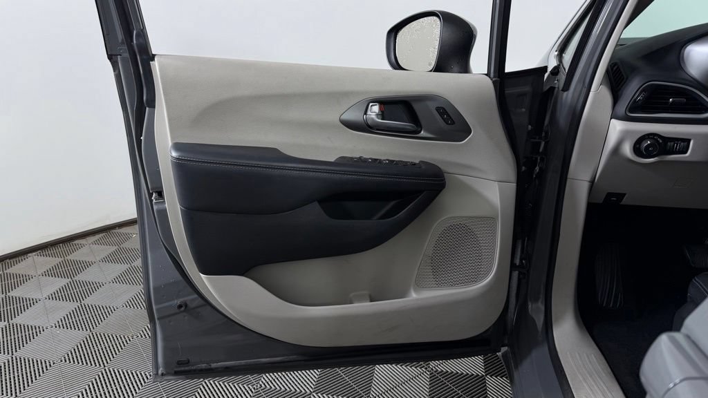 Used 2023 Chrysler Pacifica Touring-L FWD image 14
