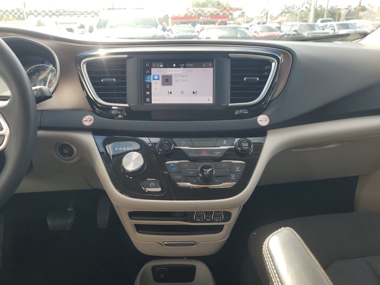 Used 2023 Chrysler Voyager LX image 10