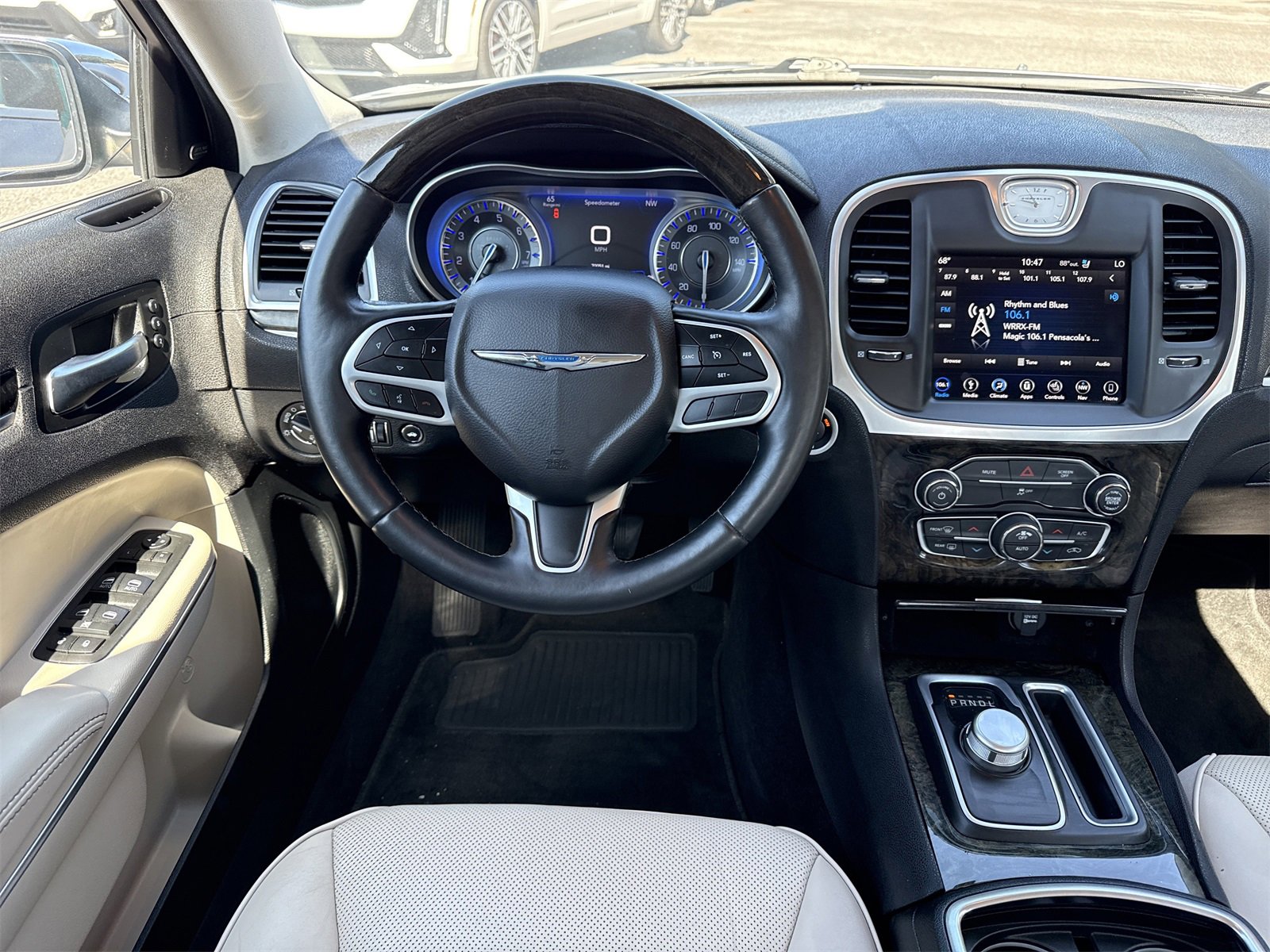 Used 2018 Chrysler 300 Limited image 12
