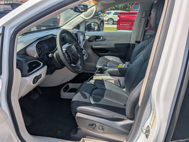 Used 2024 Chrysler Pacifica Touring-L FWD image 13