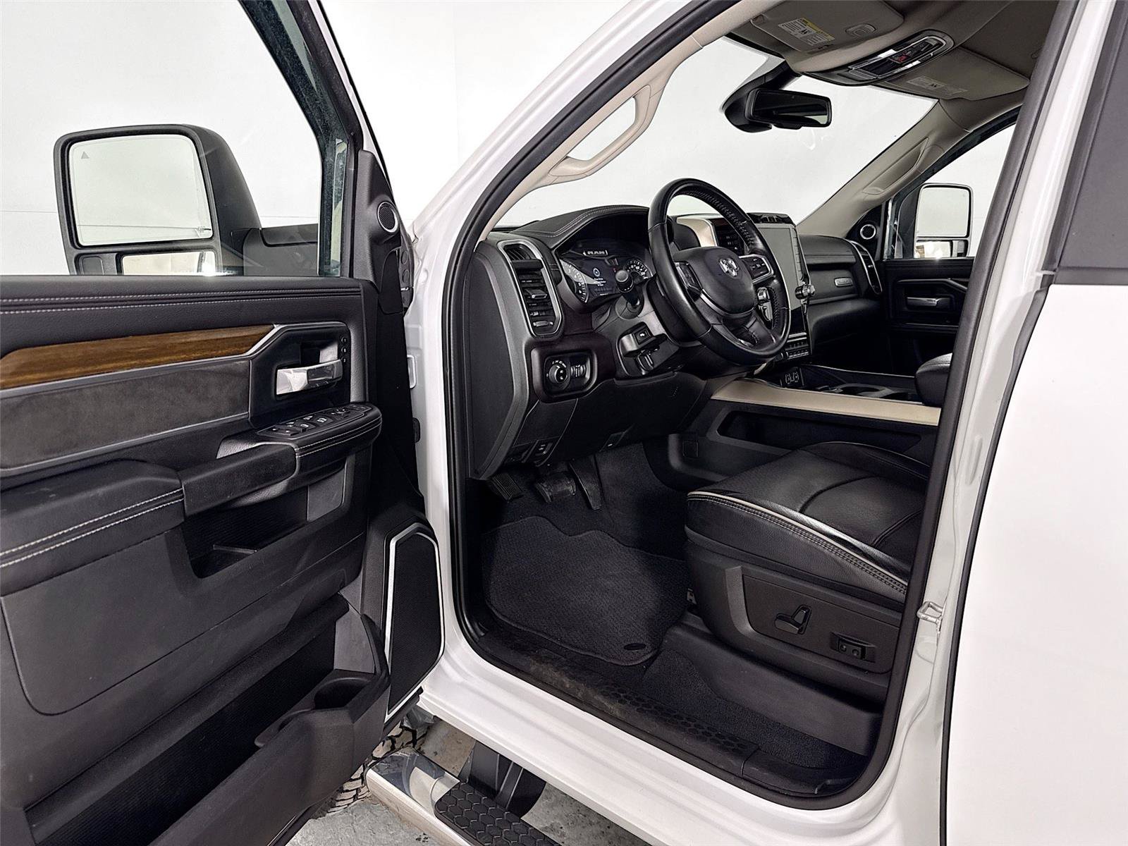 Used 2023 RAM 2500 Laramie AWD/4WD image 3