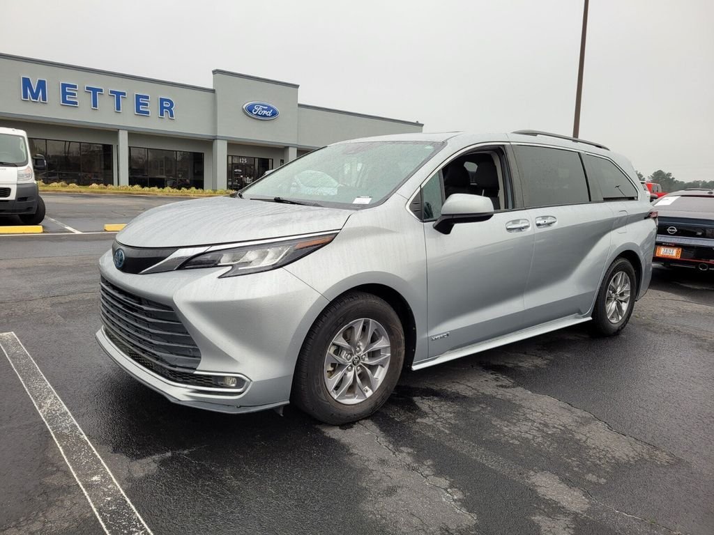 Used 2021 Toyota Sienna XLE FWD image 3