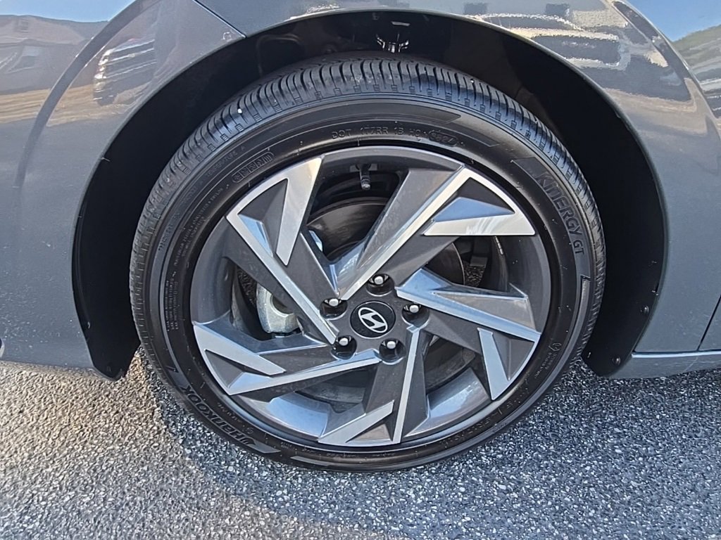 Used 2025 Hyundai Elantra SEL image 32