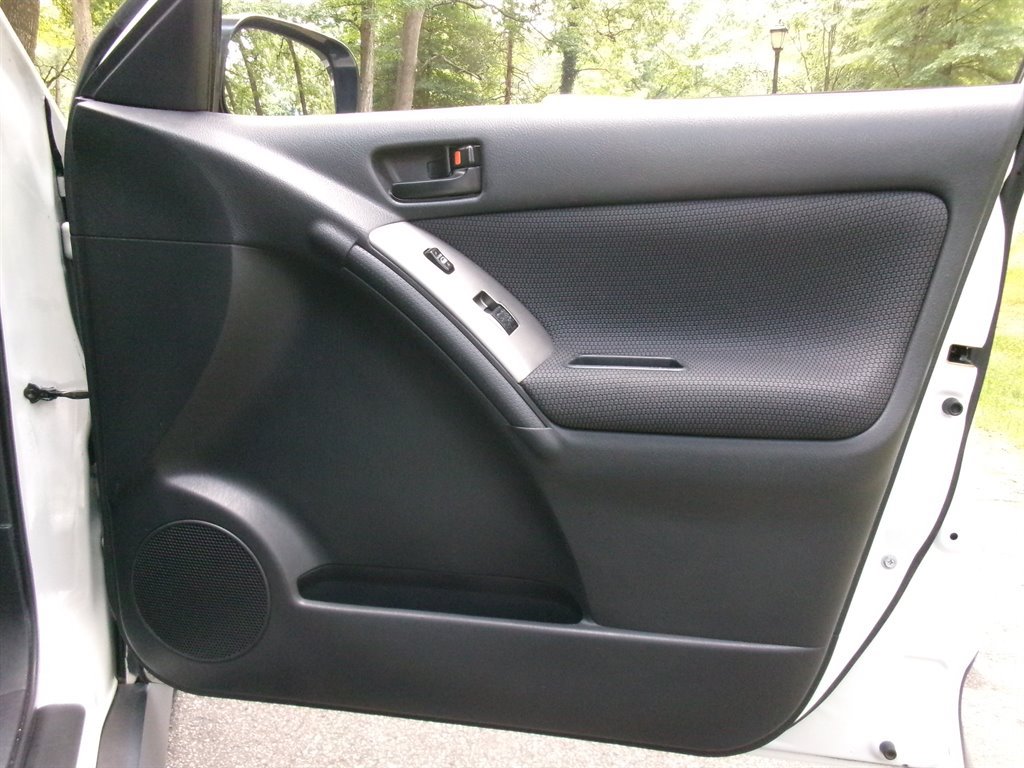 Used 2005 Pontiac Vibe w/ Power Group Value Package FWD image 26