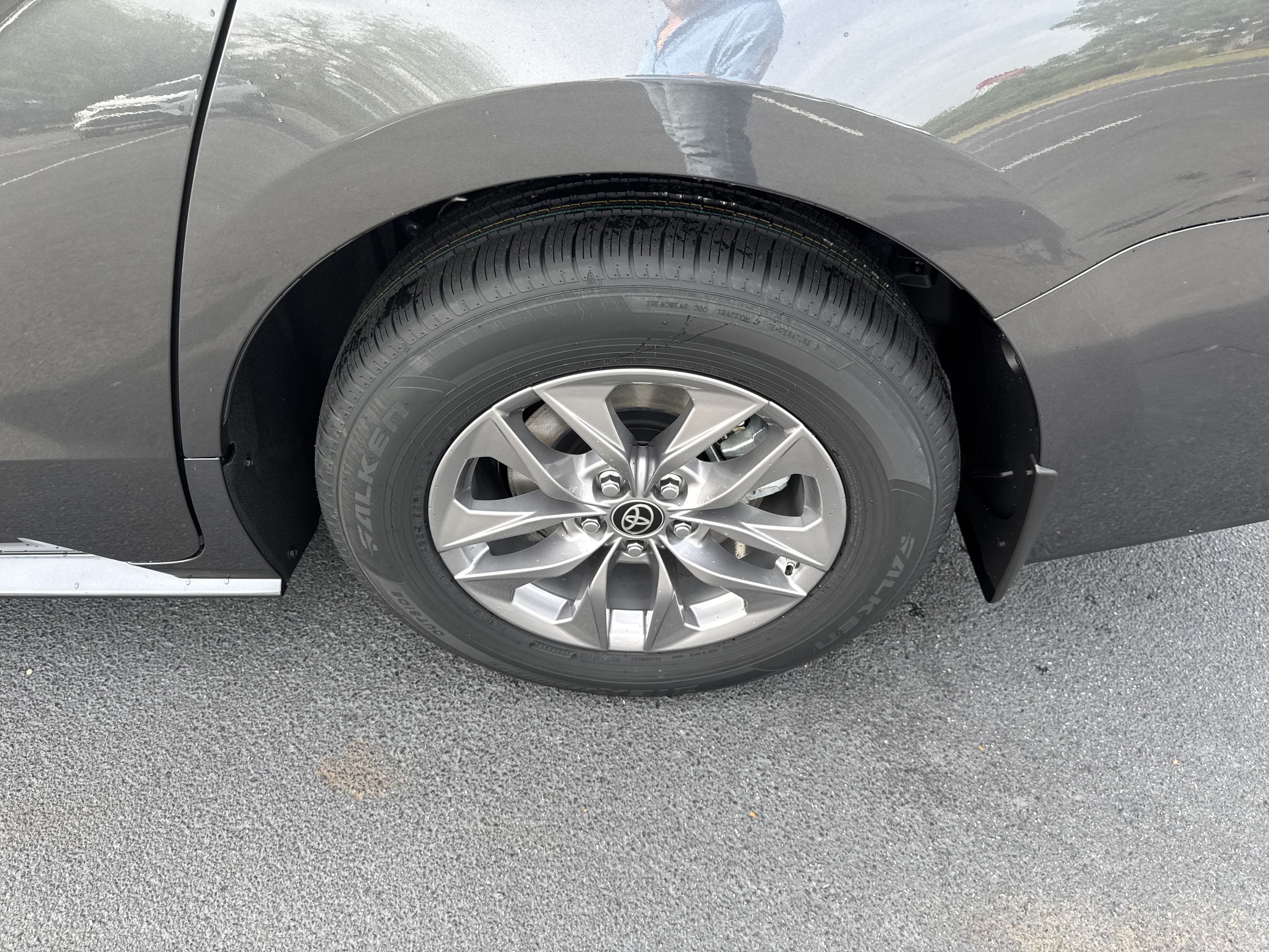 New 2025 Toyota Sienna XLE FWD image 13
